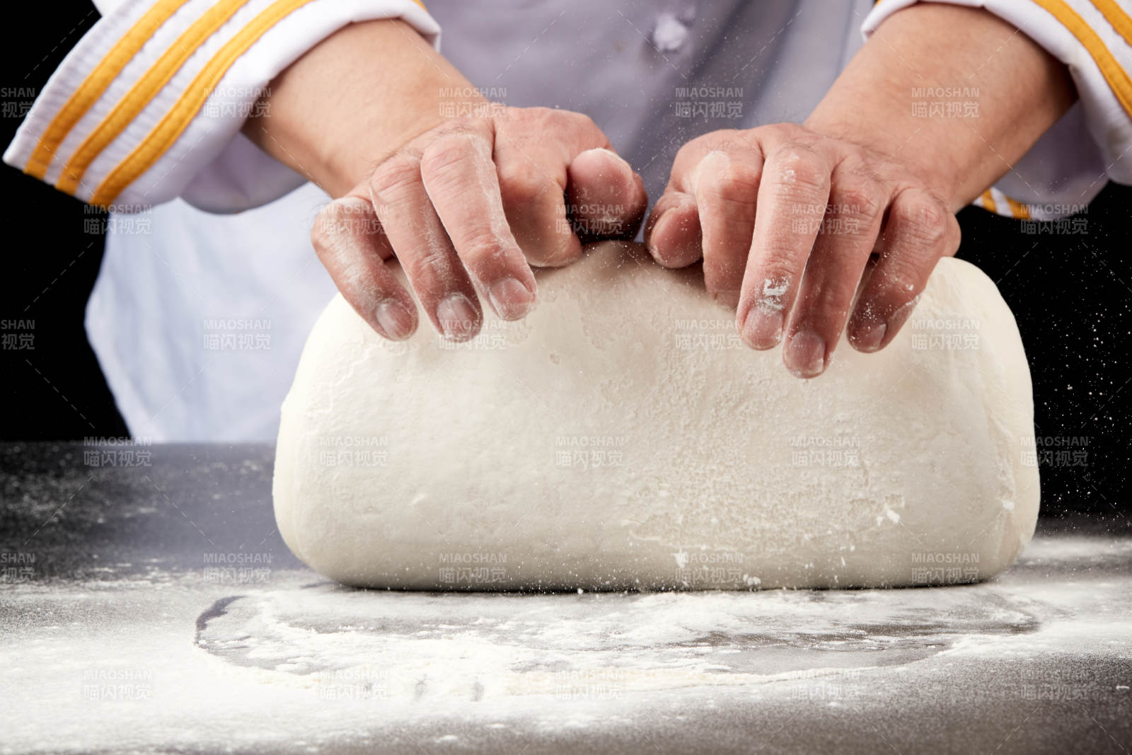 技艺精湛的山西刀削面师在展示刀削面制作图片