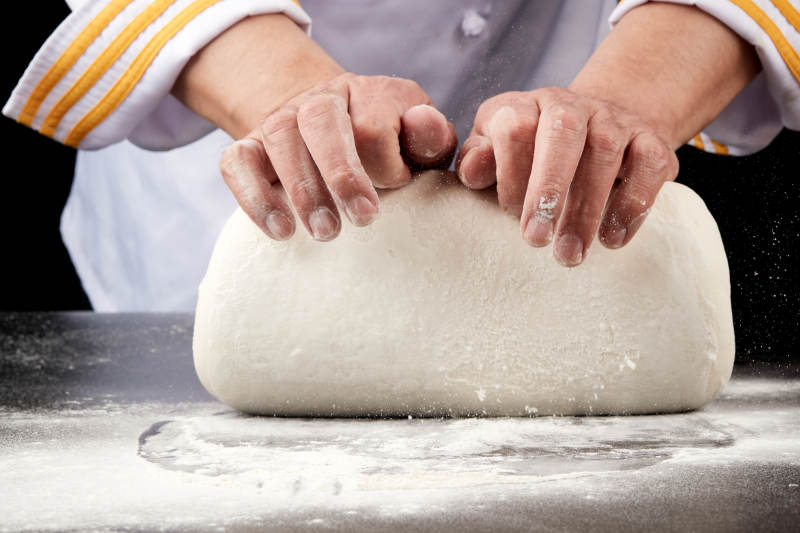 技艺精湛的山西刀削面师在展示刀削面制作图片