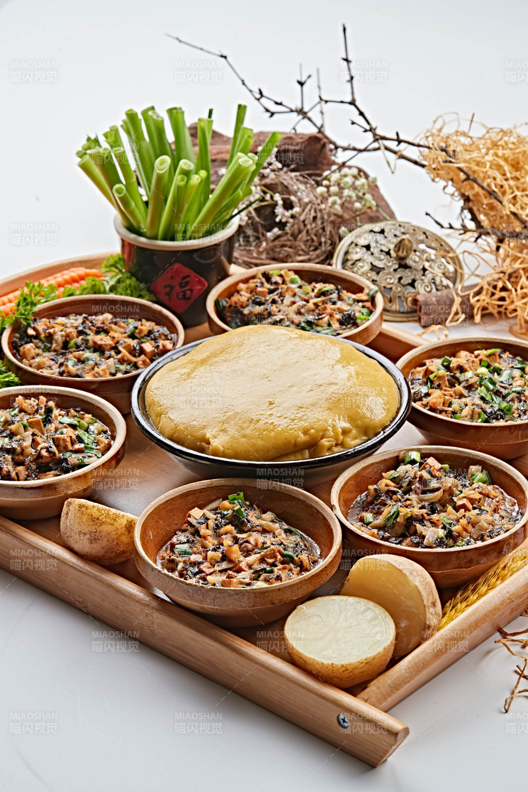 农家熬菜配实心黄面糕图片