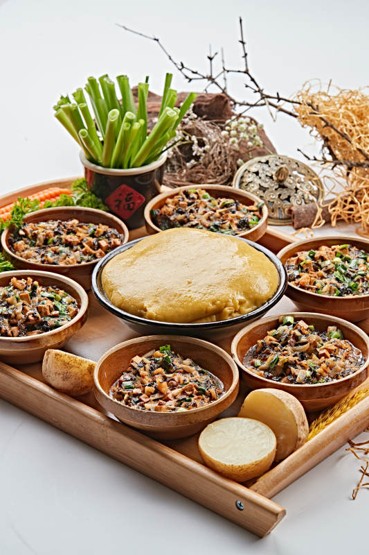 农家熬菜配实心黄面糕图片