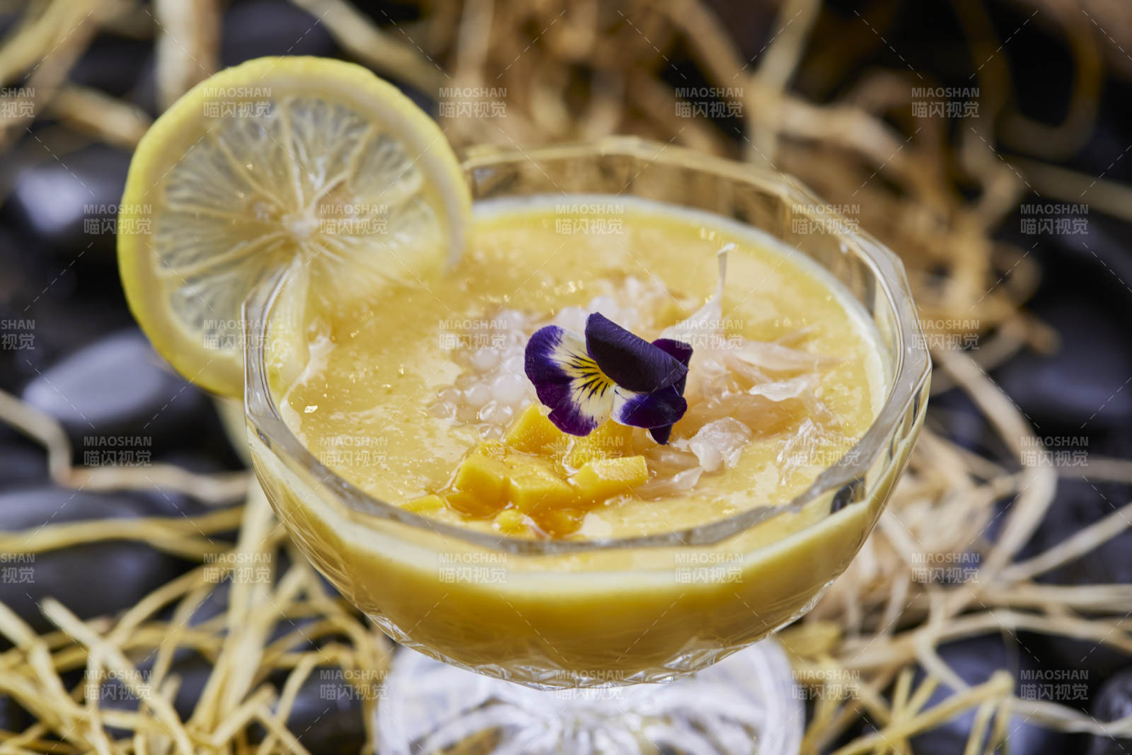 港式茶餐柠檬芒果西米露图片