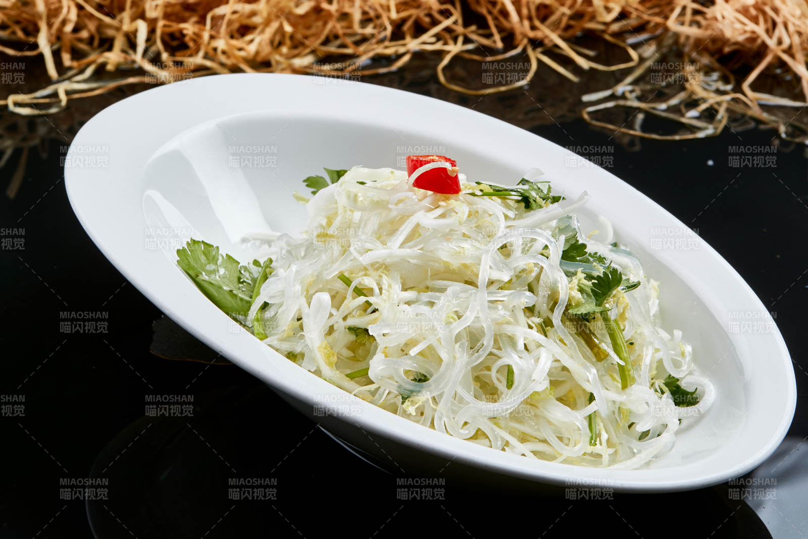 白色瓷盘装的凉拌粉丝豆芽图片