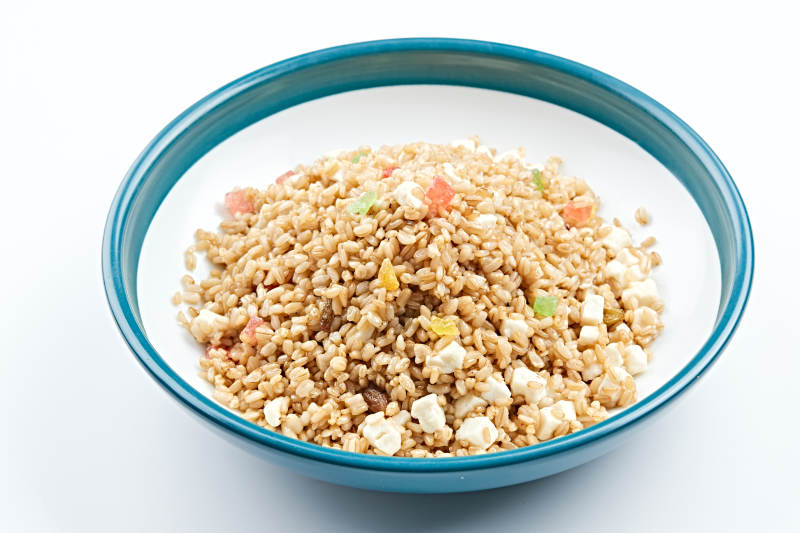 精美餐具装的粗粮燕麦米炒饭图片