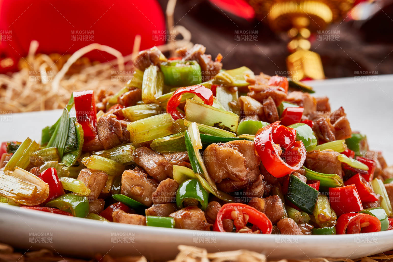 白色瓷盘装的的香辣西芹炒兔丁图片