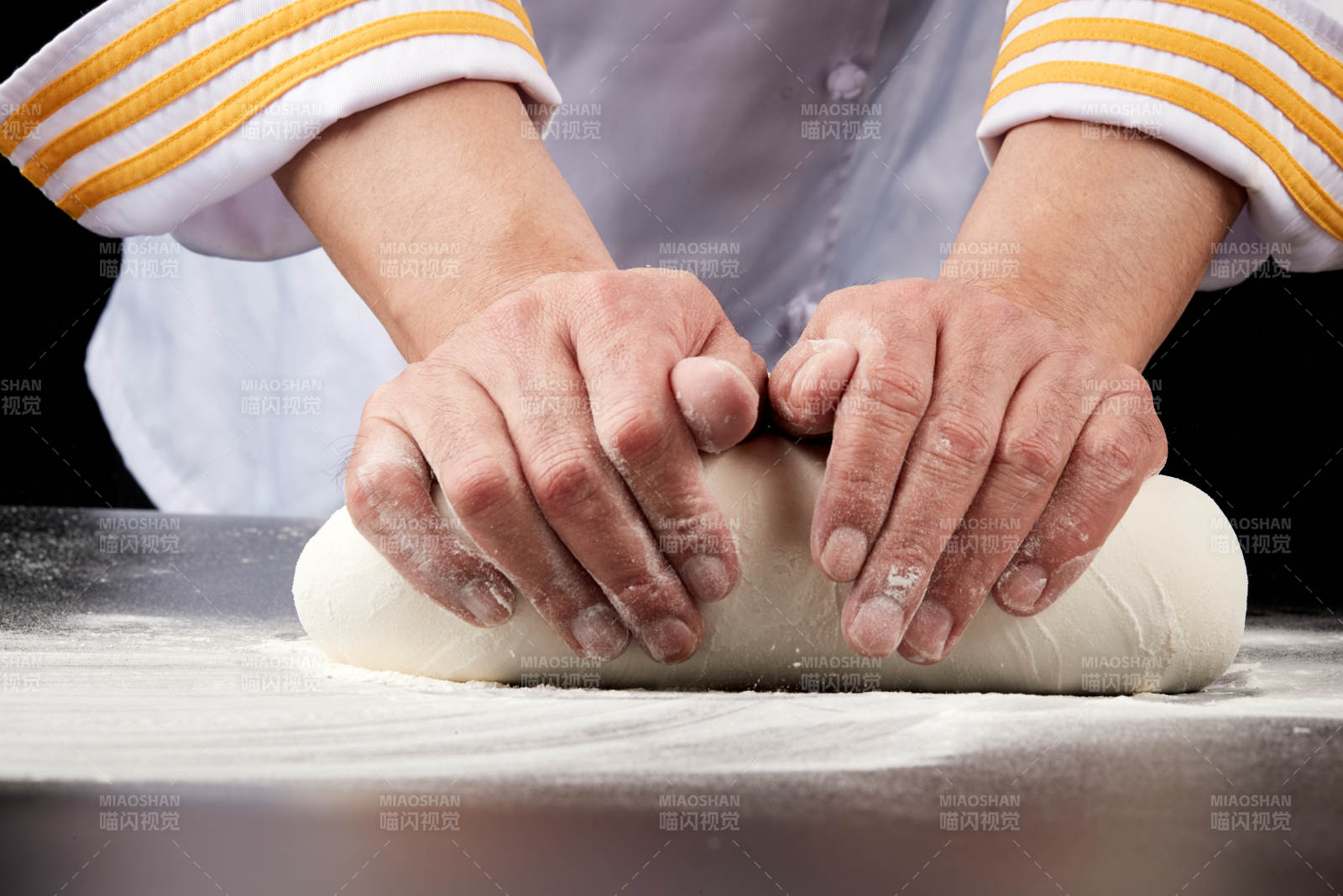 技艺精湛的山西刀削面师在展示刀削面制作图片