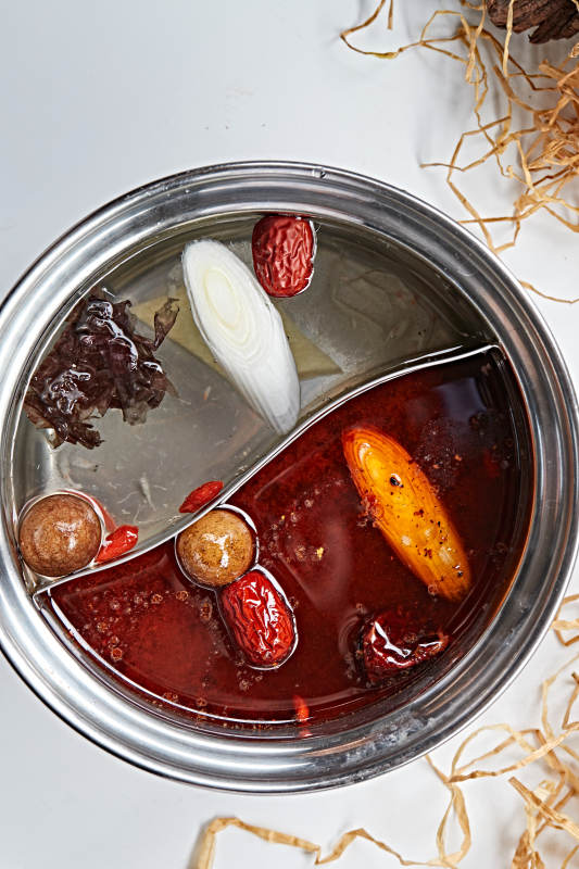 旋转自助小火锅鸳鸯汤底图片