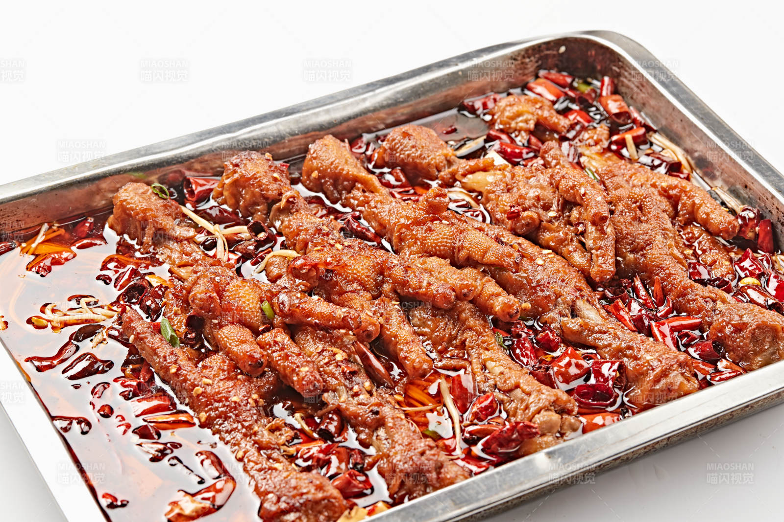 不锈钢盘装的川味红油香辣凤爪图片