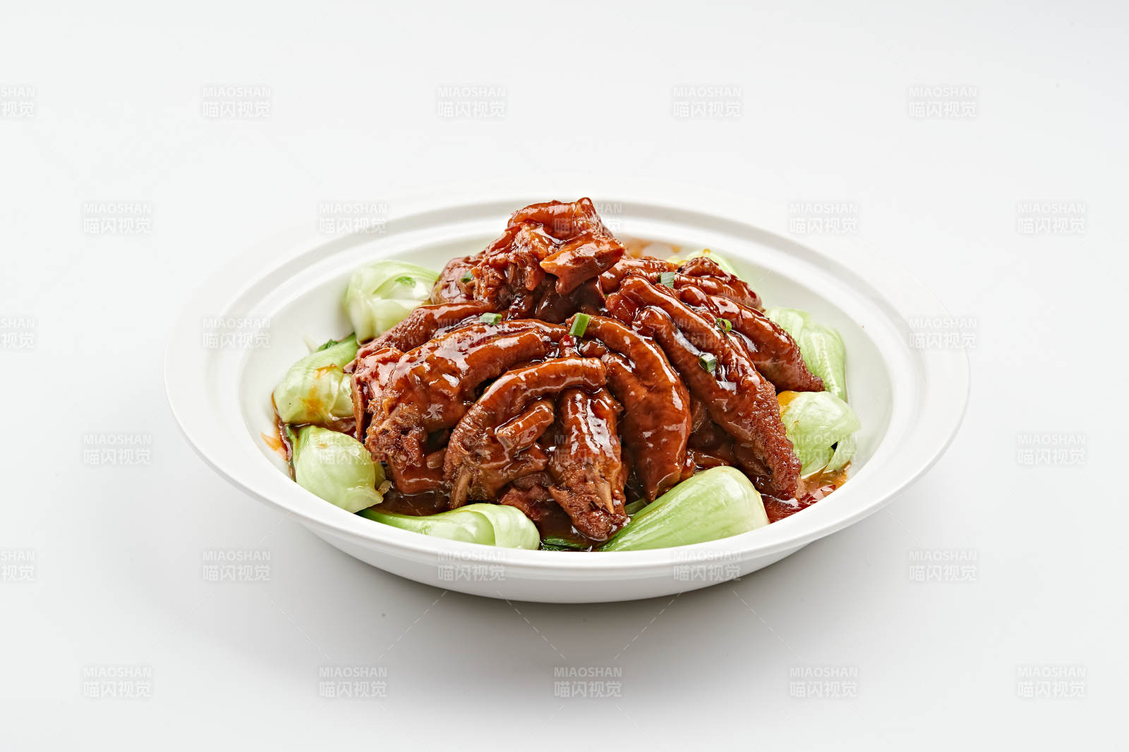 白色瓷盘装的的糟卤凤爪图片