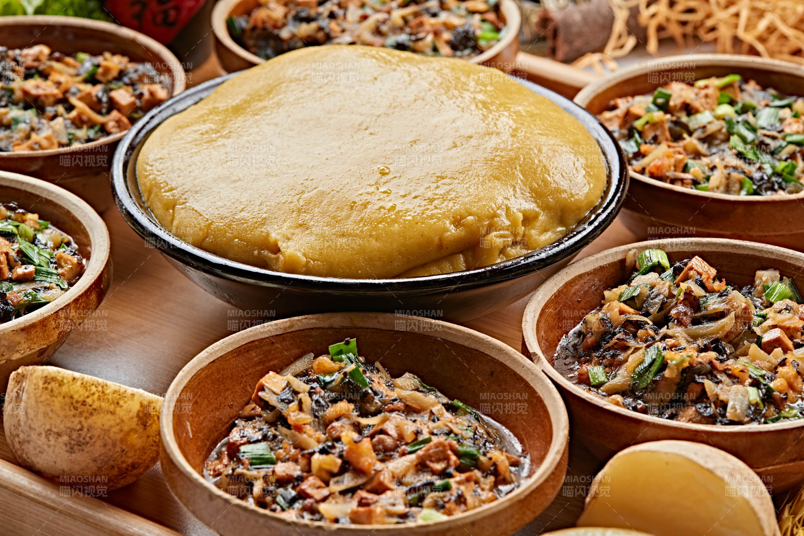 农家熬菜配实心黄面糕图片