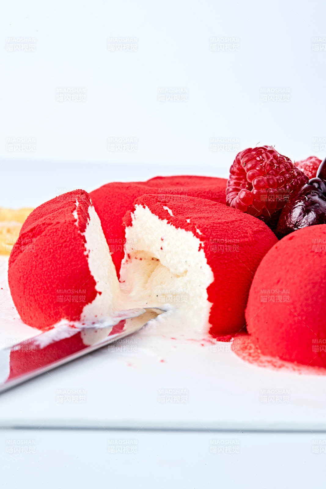 鲜水果抹茶心形奶油慕斯蛋糕图片