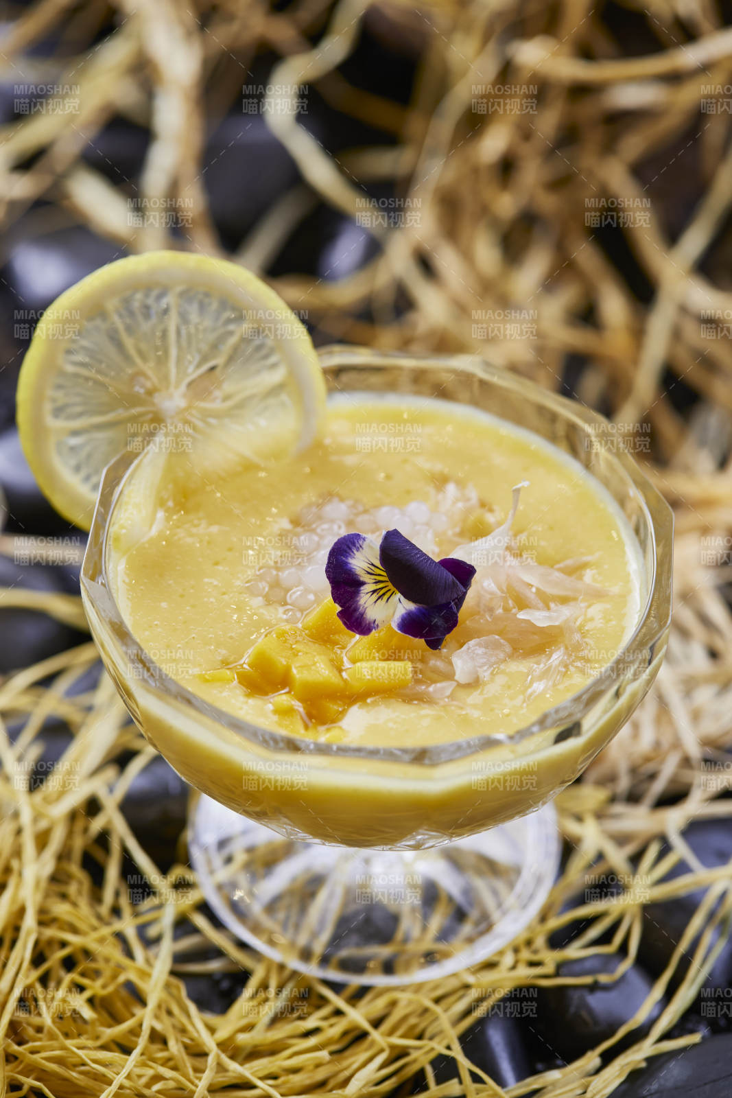 港式茶餐柠檬芒果西米露图片