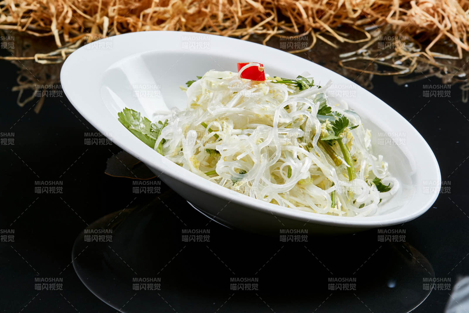 白色瓷盘装的凉拌粉丝豆芽图片