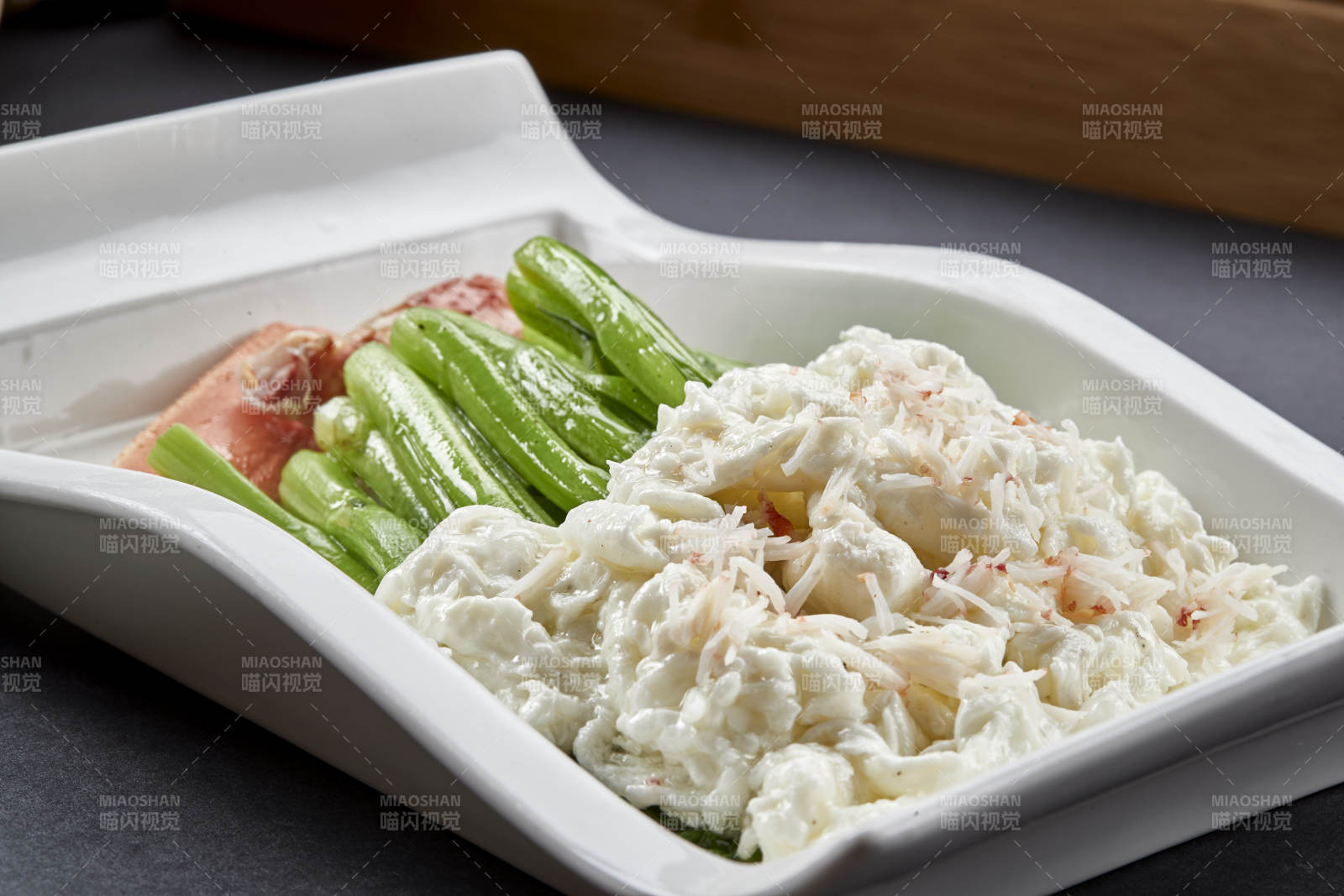 阿拉斯深海帝王蟹腿肉配芥蓝图片