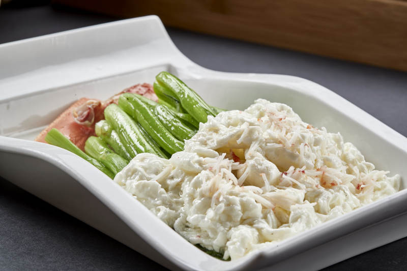 阿拉斯深海帝王蟹腿肉配芥蓝图片