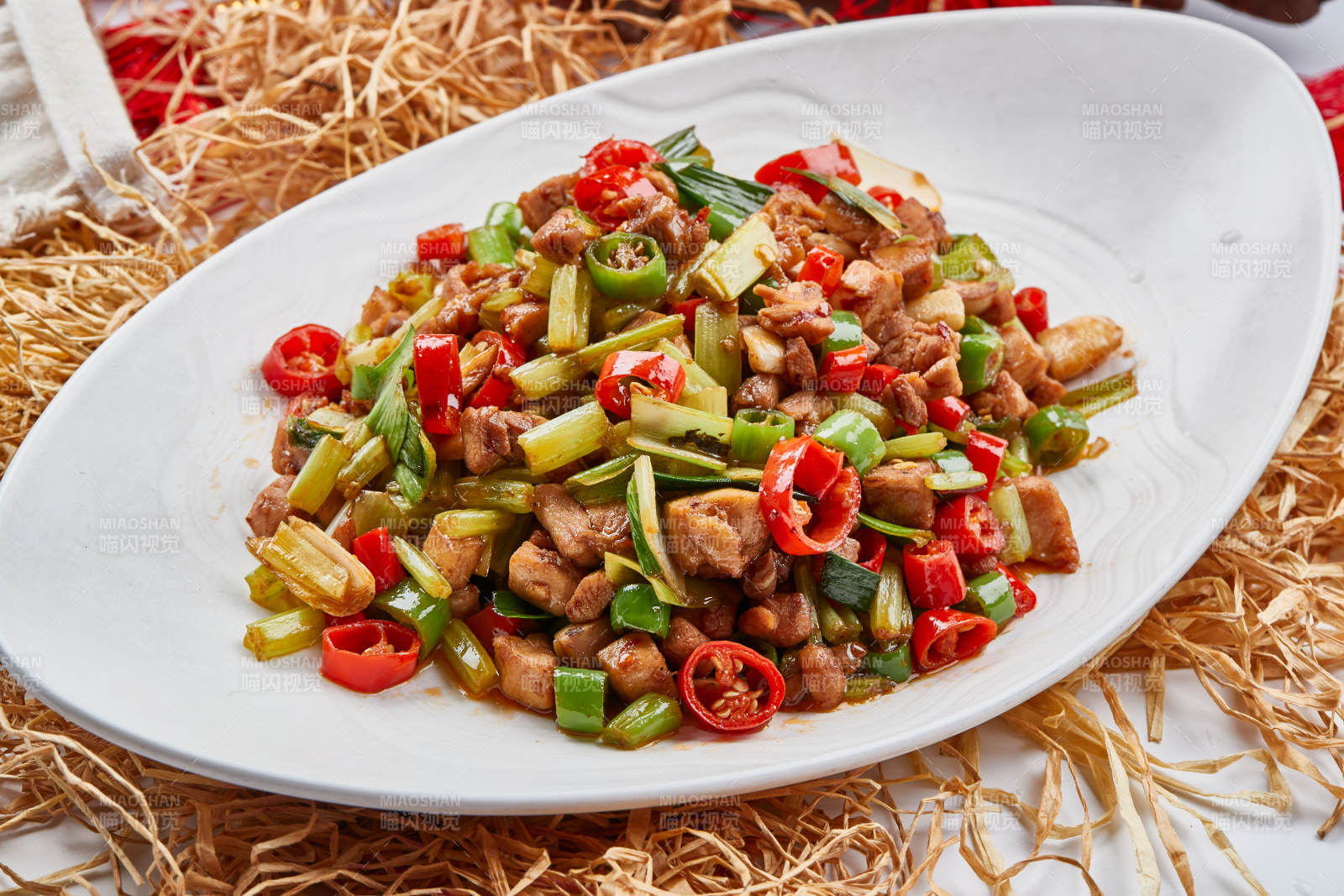 白色瓷盘装的的香辣西芹炒兔丁图片
