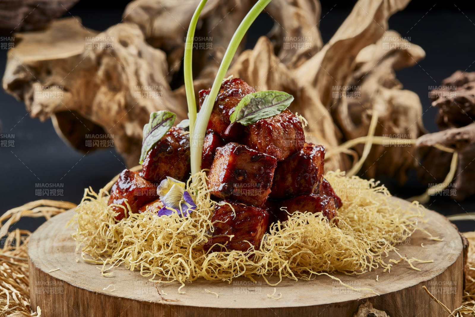 樟木砧板上的酱烧嫩牛方肉图片