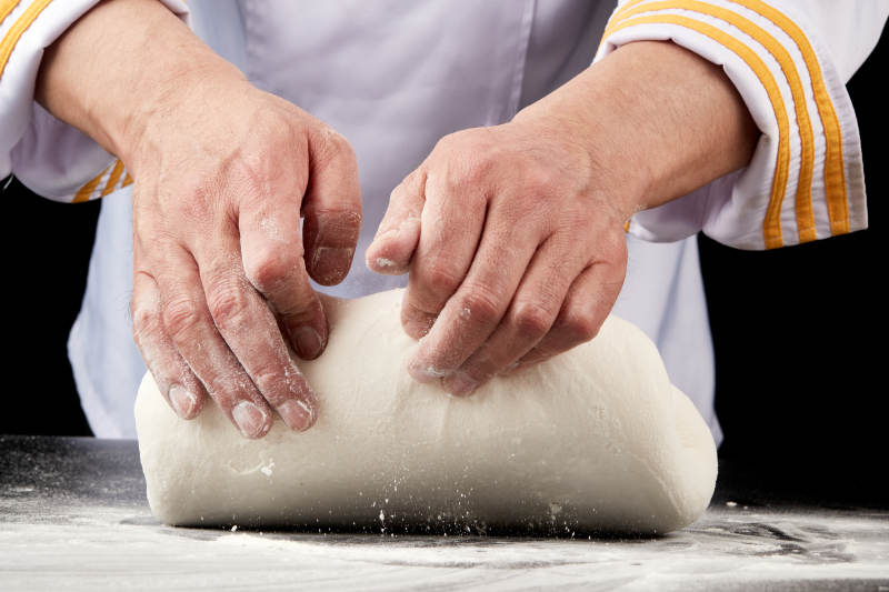 技艺精湛的山西刀削面师在展示刀削面制作图片