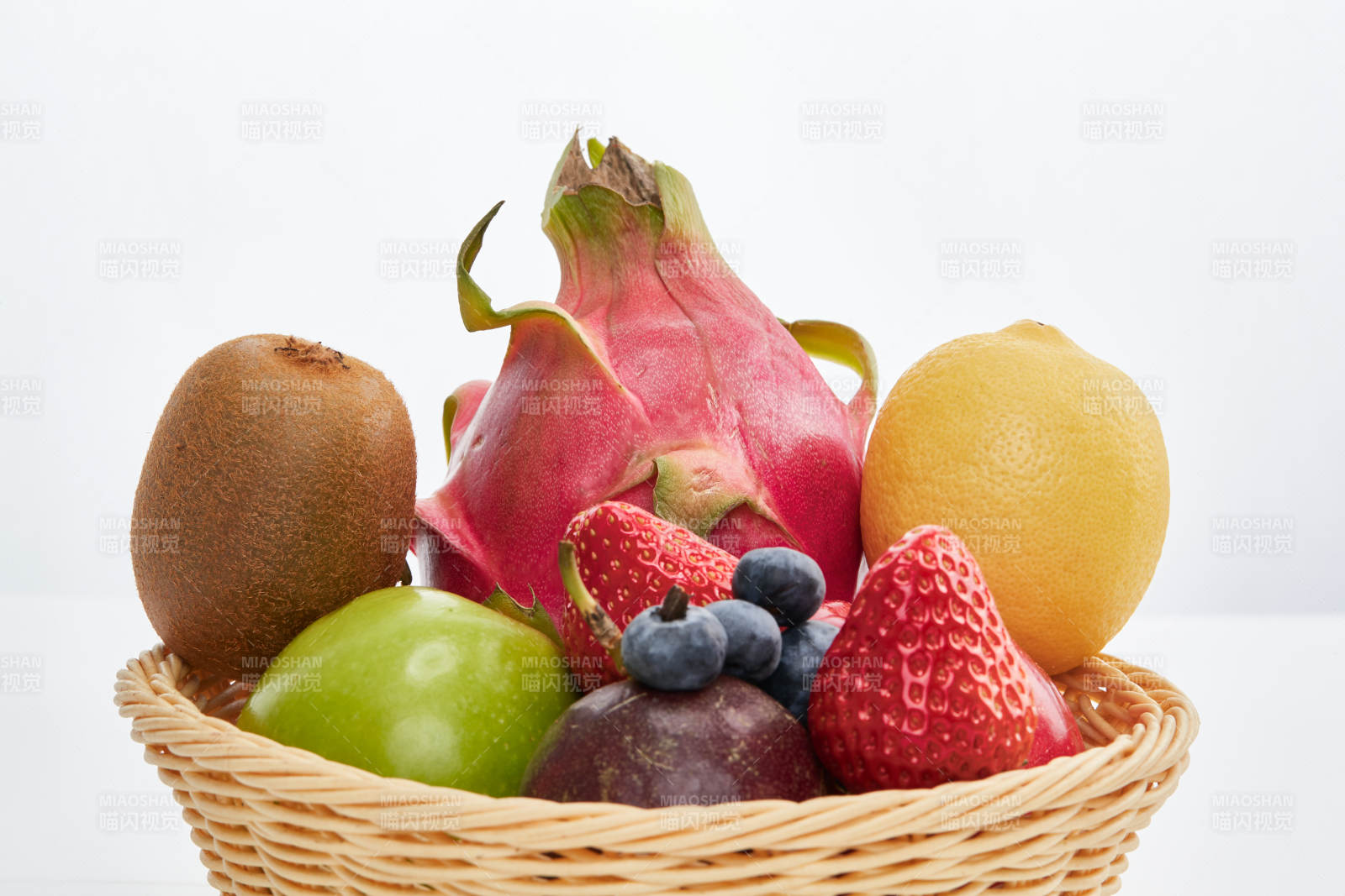 白色背景上摆放的新鲜水果篮图片