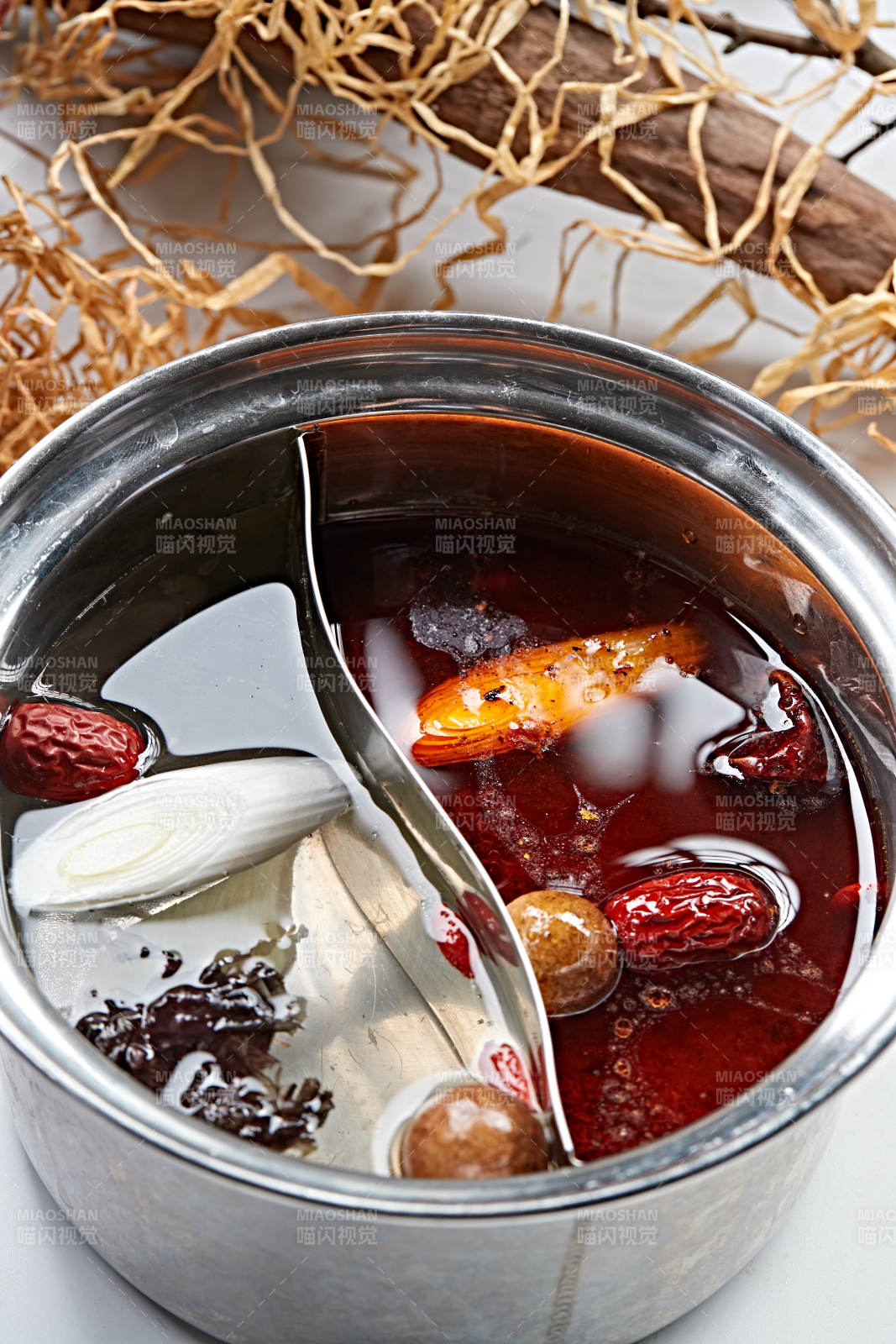 旋转自助小火锅鸳鸯汤底图片