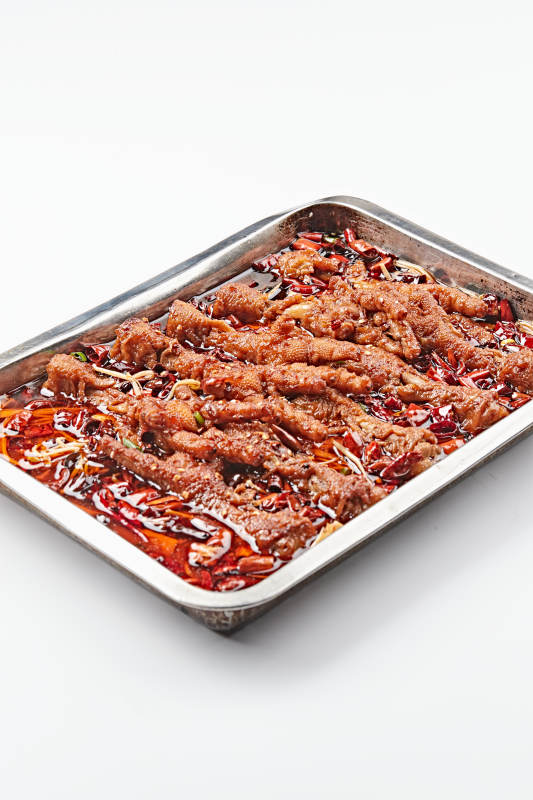 不锈钢盘装的川味红油香辣凤爪图片