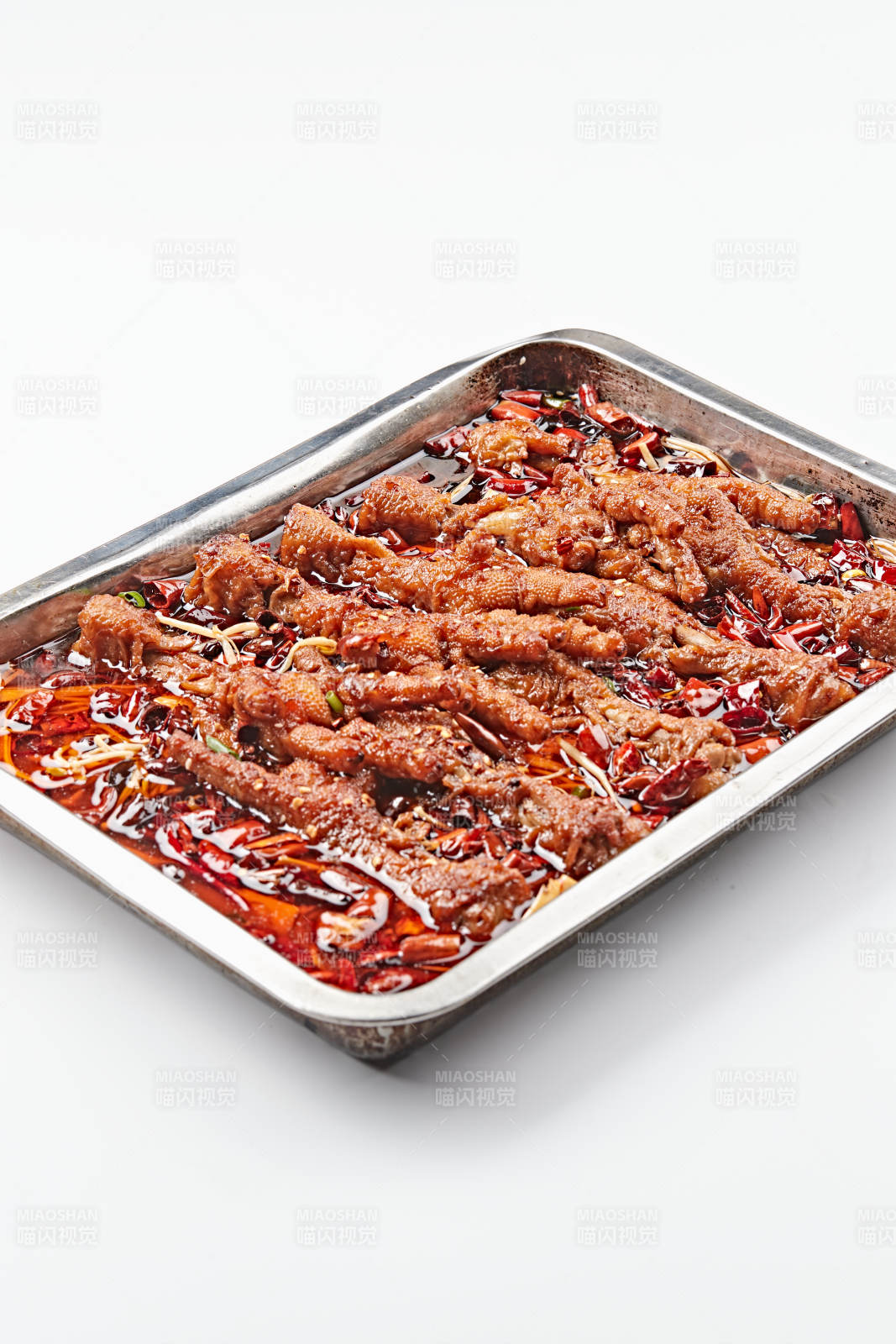 不锈钢盘装的川味红油香辣凤爪图片