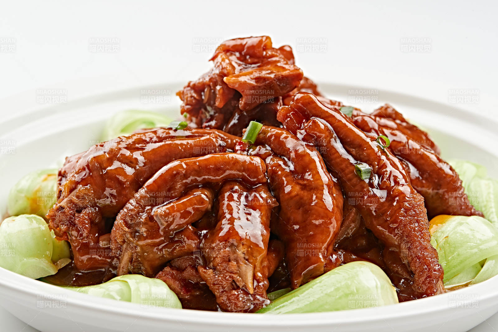 白色瓷盘装的的糟卤凤爪图片