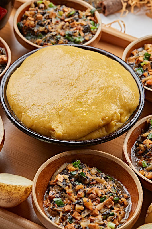 农家熬菜配实心黄面糕图片