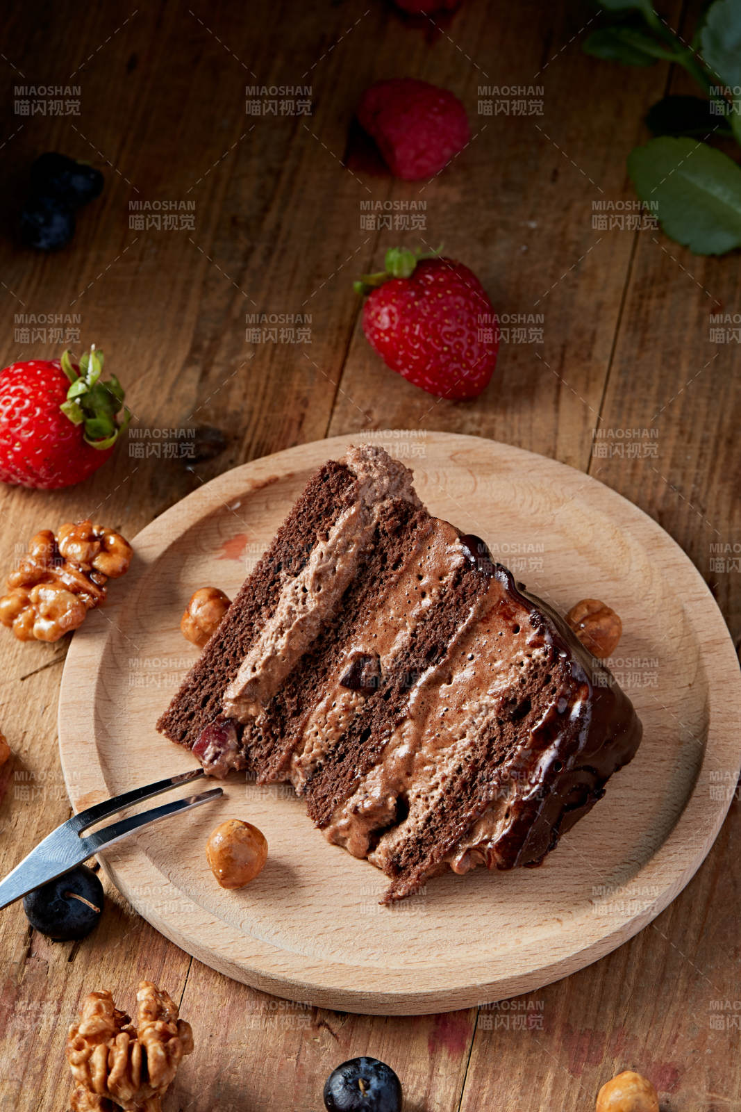 蓝莓草莓车厘子巧克力鲜奶慕斯生日蛋糕图片