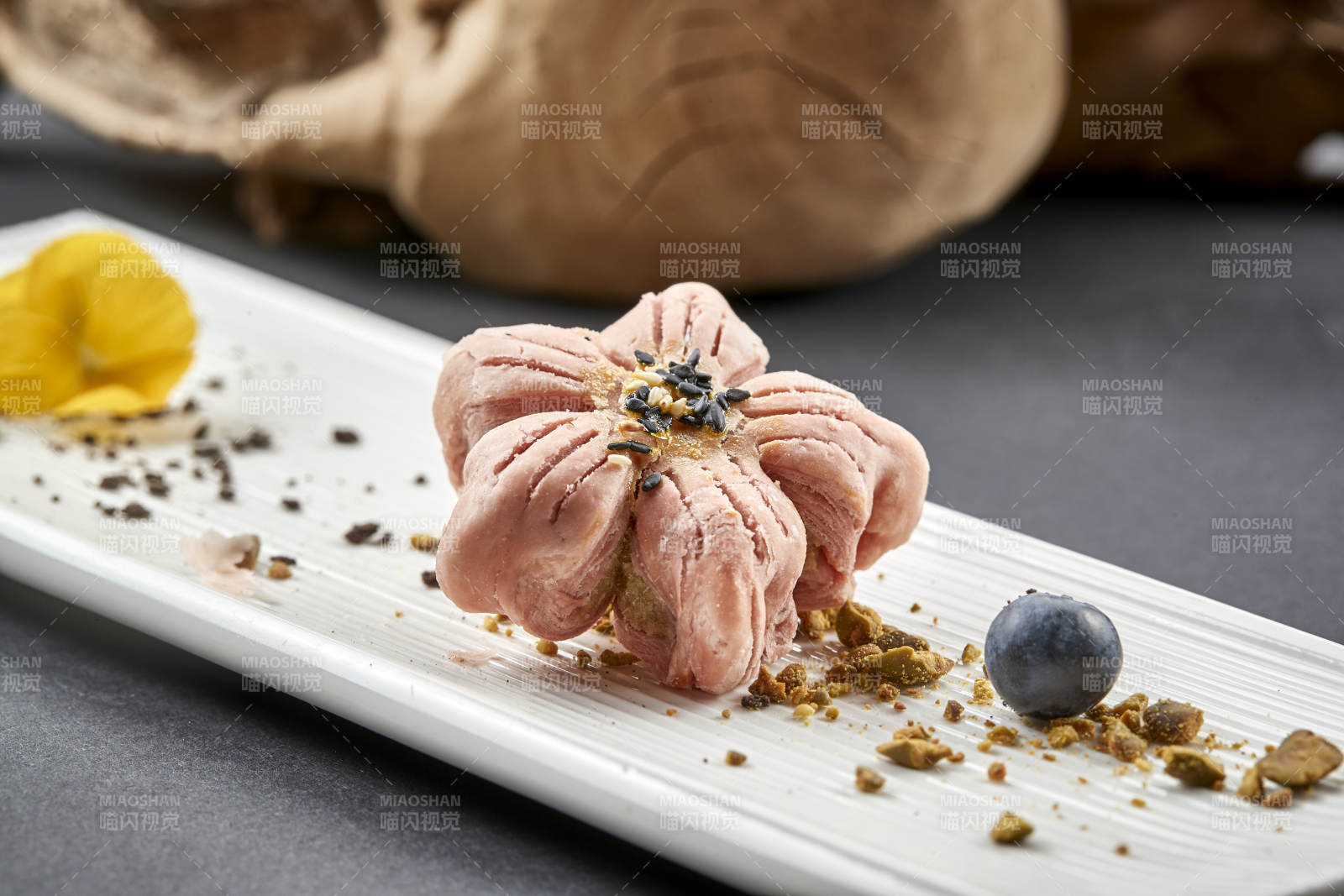 精美面点甜品樱花榴莲酥图片