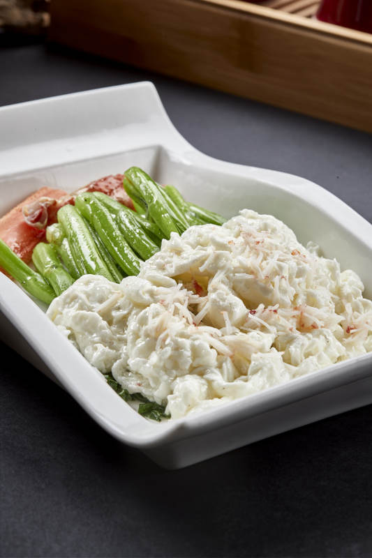 阿拉斯深海帝王蟹腿肉配芥蓝图片