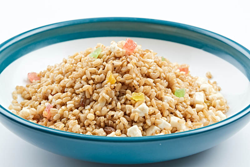 精美餐具装的粗粮燕麦米炒饭图片