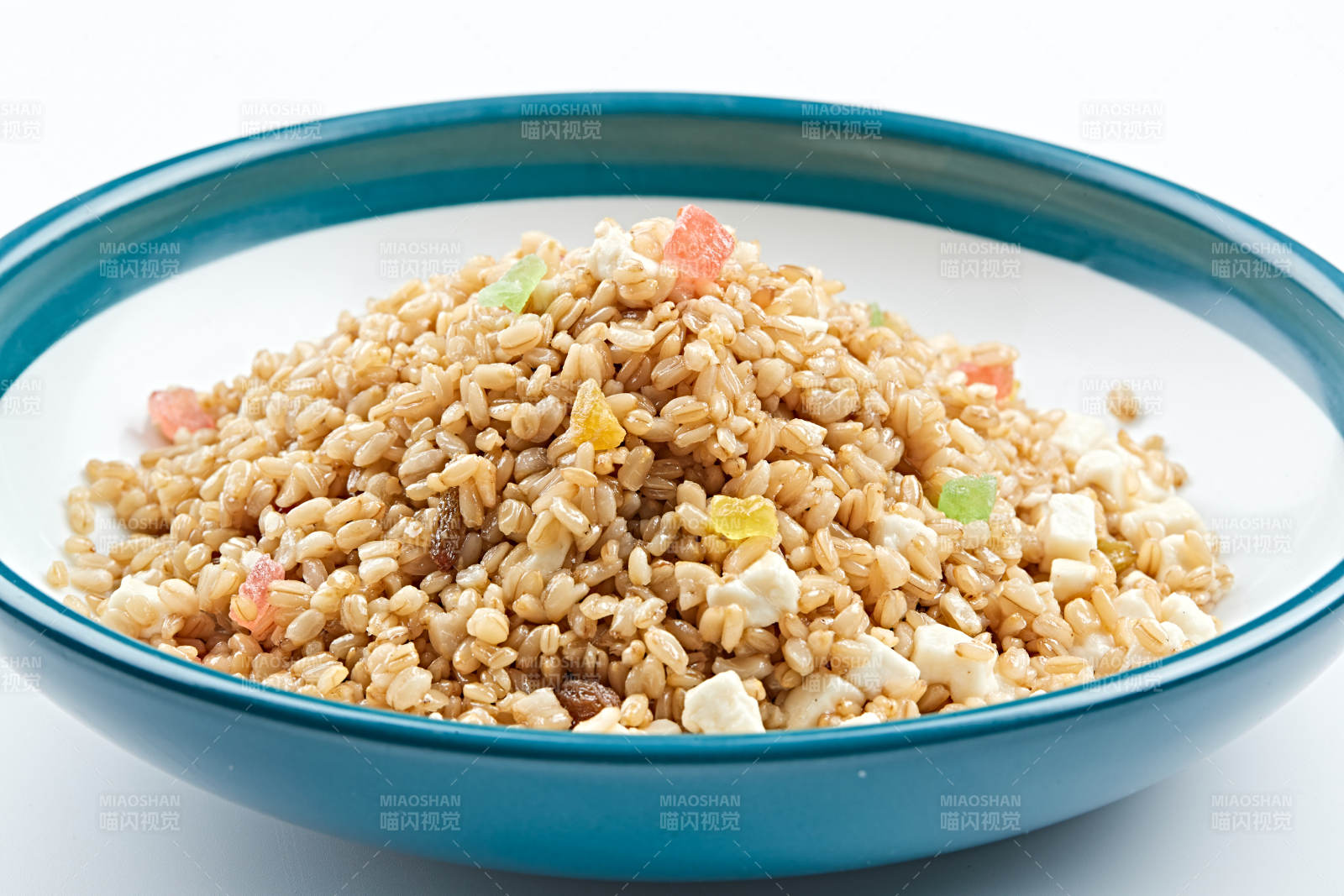 精美餐具装的粗粮燕麦米炒饭图片