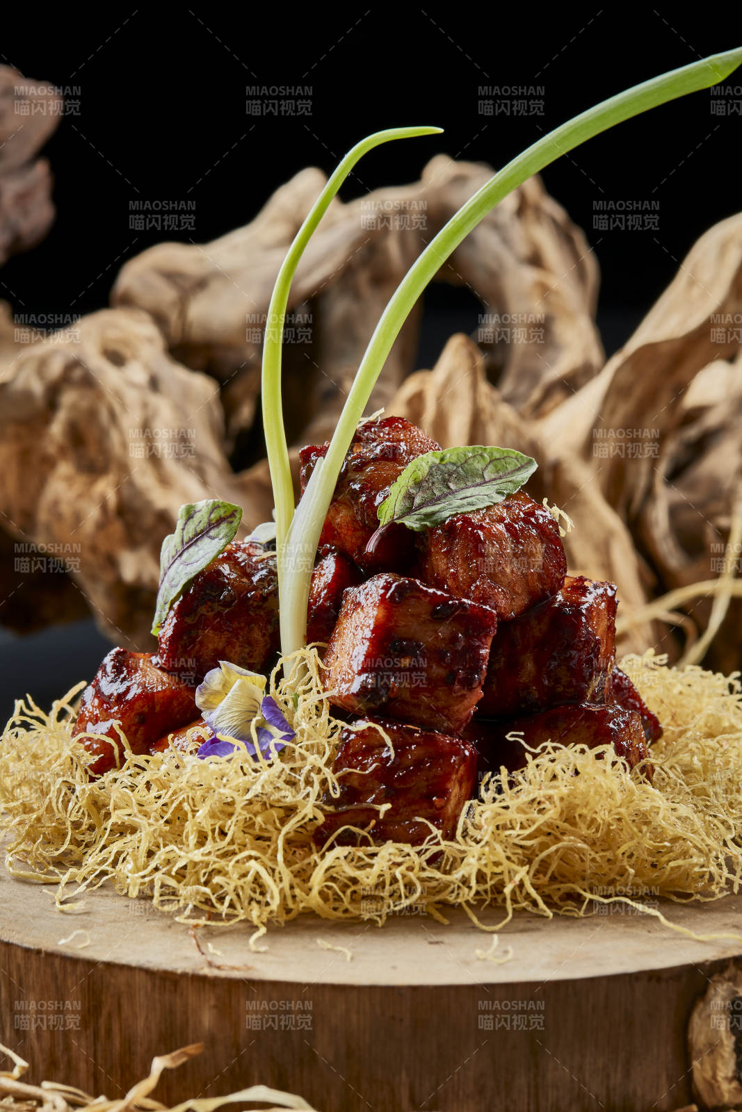 樟木砧板上的酱烧嫩牛方肉图片