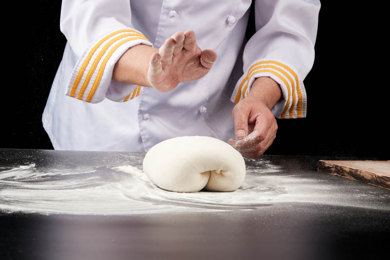 技艺精湛的山西刀削面师在展示刀削面制作图片