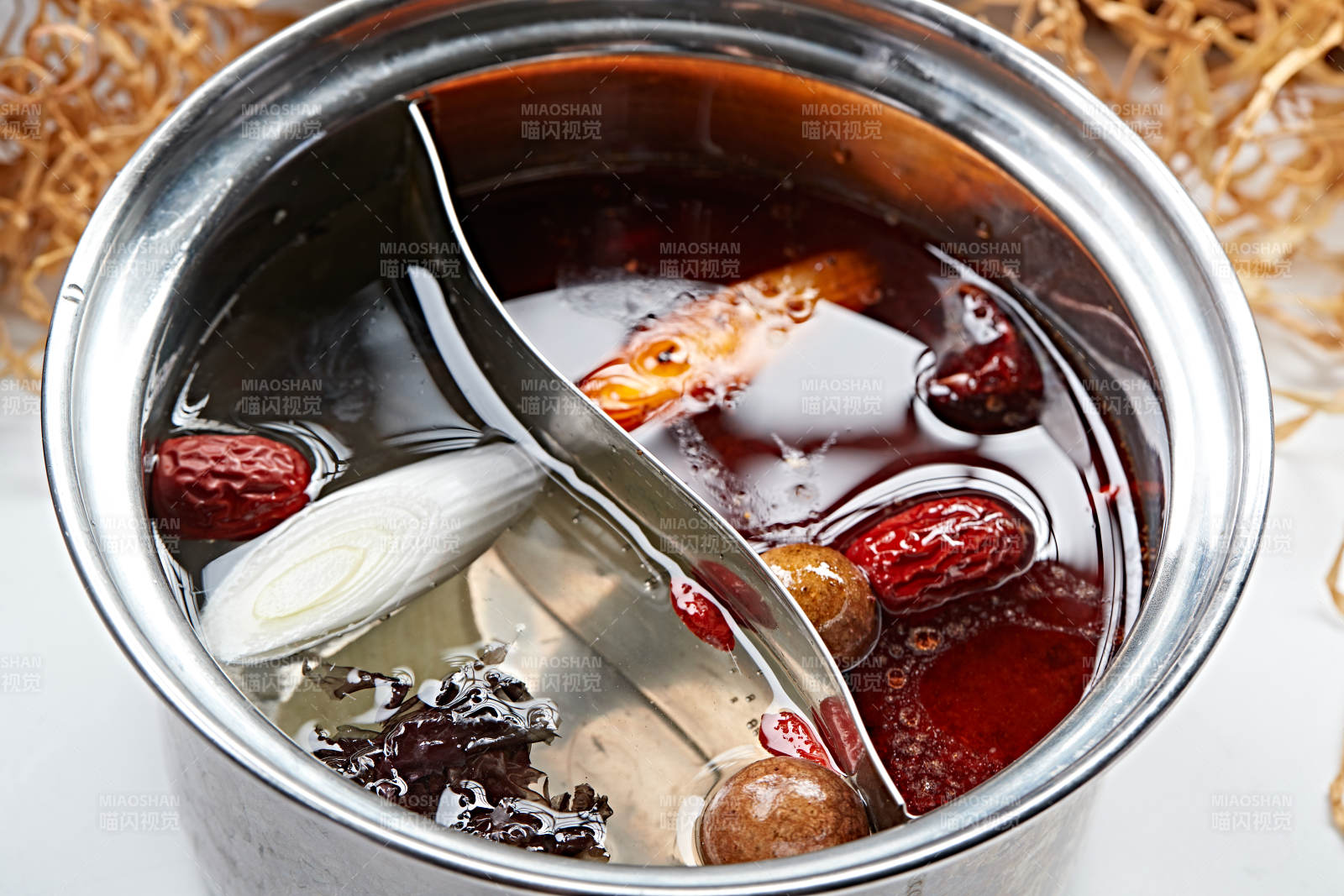 旋转自助小火锅鸳鸯汤底图片