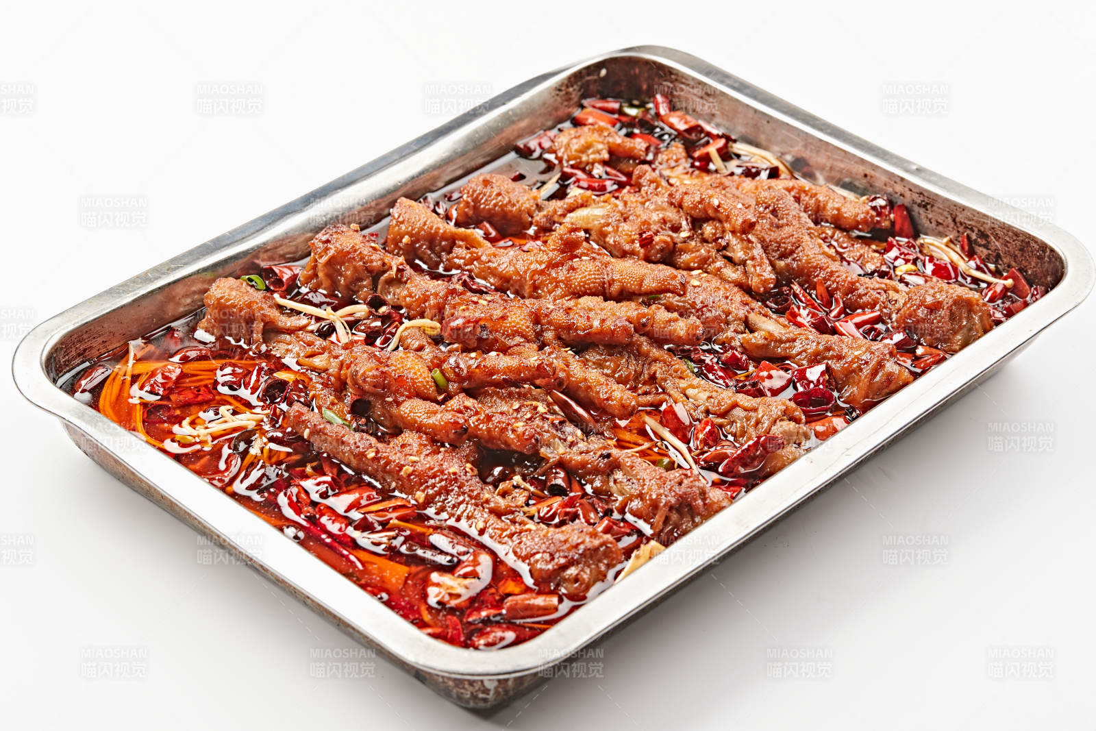 不锈钢盘装的川味红油香辣凤爪图片