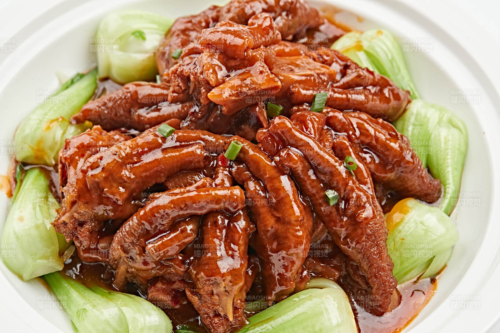 白色瓷盘装的的糟卤凤爪图片