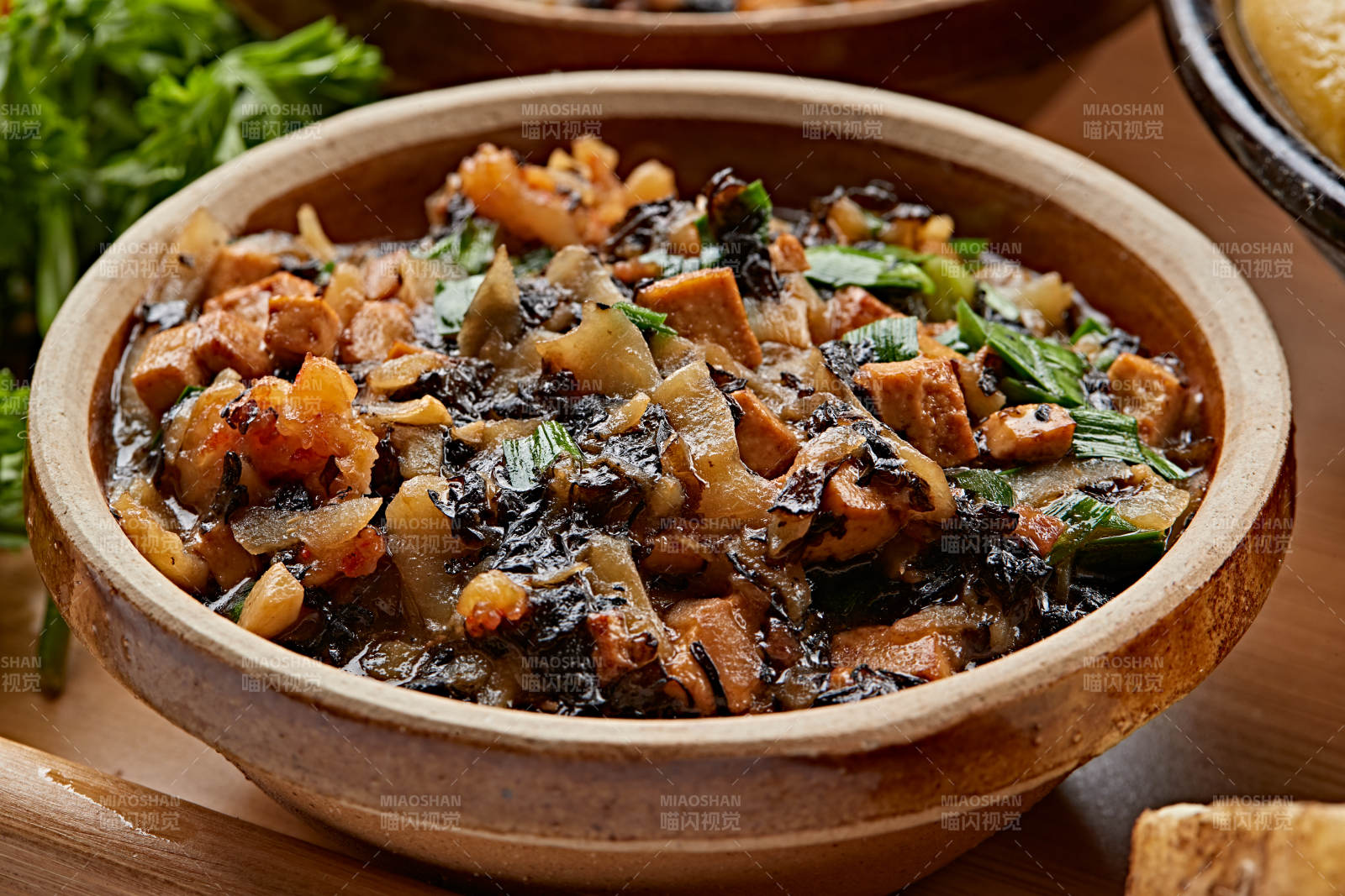 农家熬菜配实心黄面糕图片