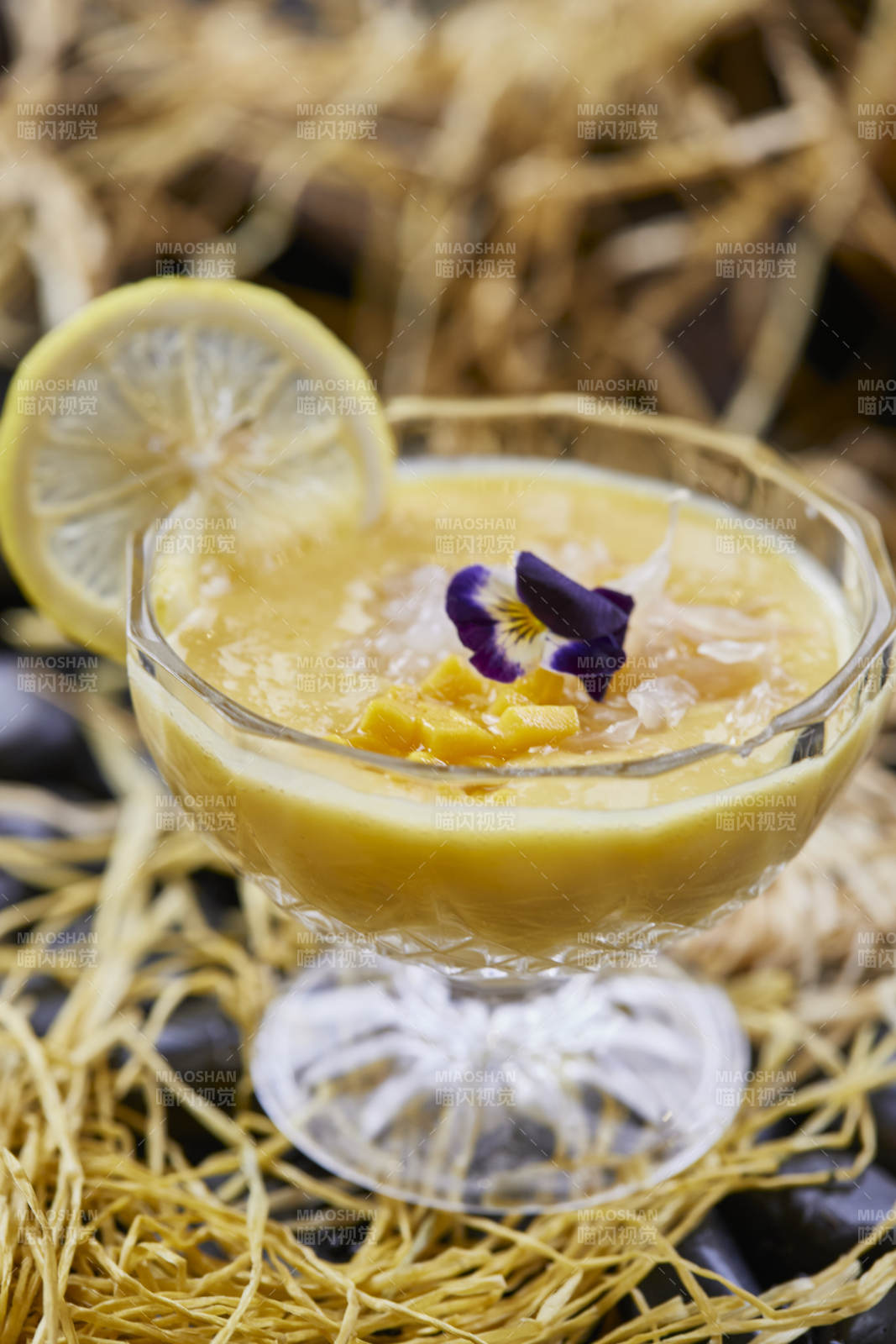 港式茶餐柠檬芒果西米露图片