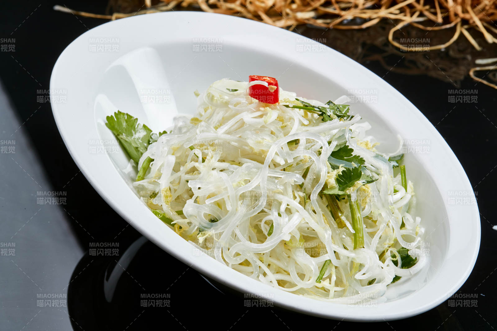 白色瓷盘装的凉拌粉丝豆芽图片