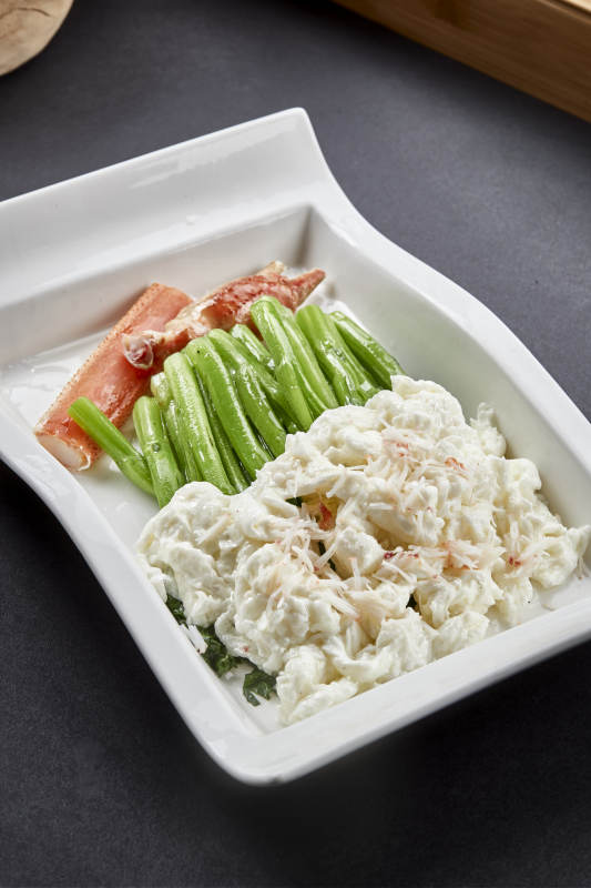 阿拉斯深海帝王蟹腿肉配芥蓝图片