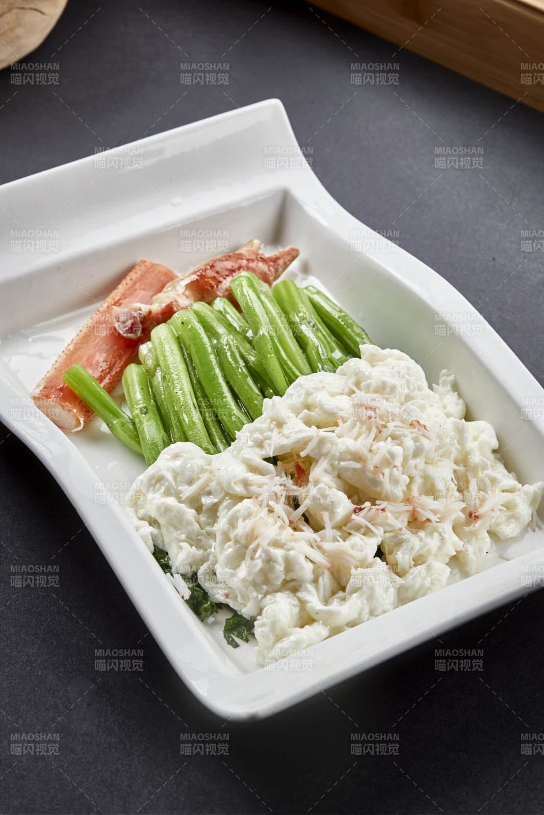 阿拉斯深海帝王蟹腿肉配芥蓝图片