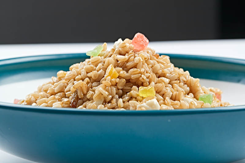 精美餐具装的粗粮燕麦米炒饭图片