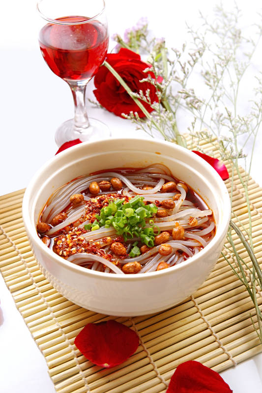 果仁酸辣粉图片