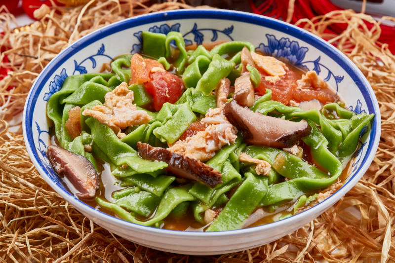 精美瓷餐具装的腊肉菠菜面图片