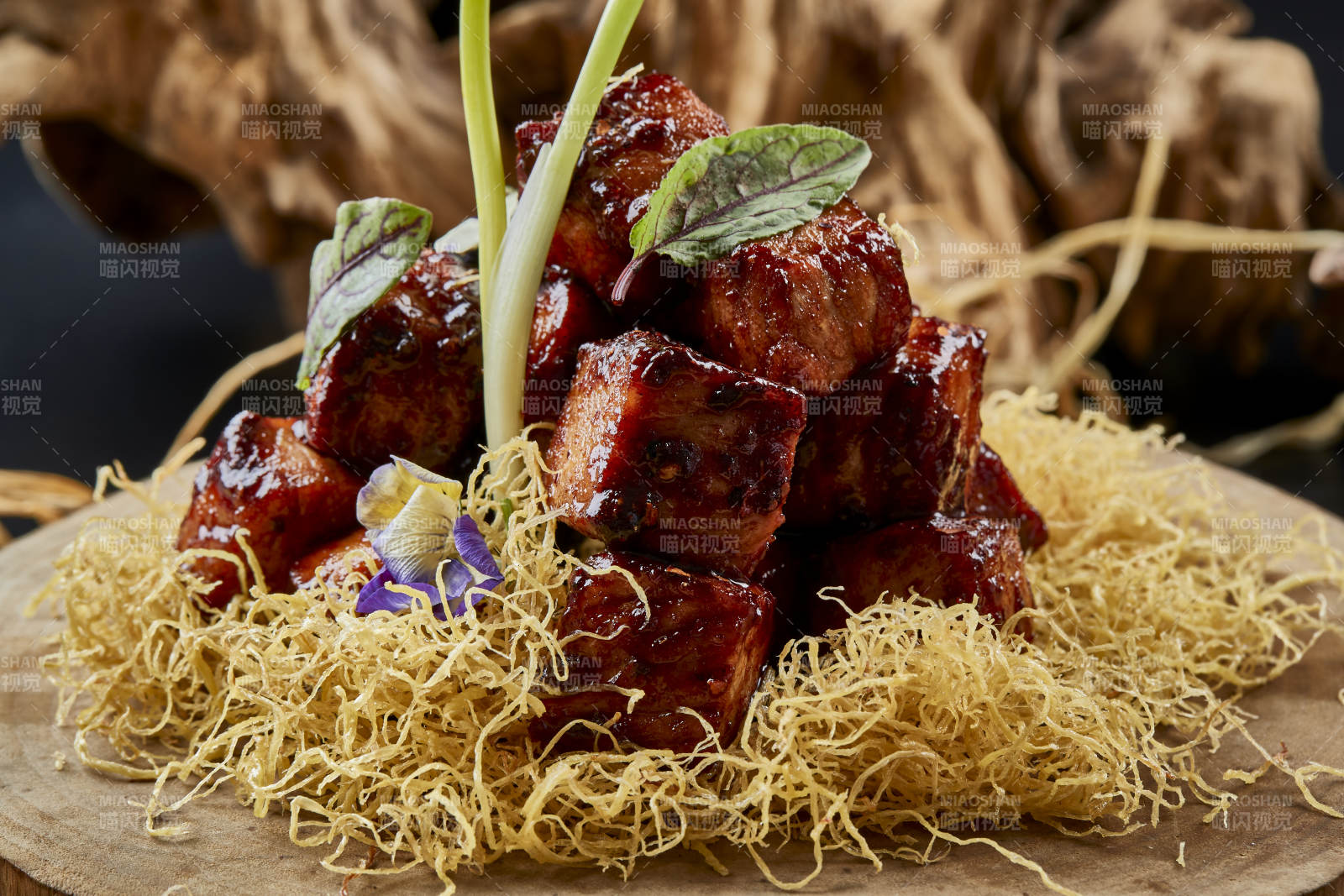 樟木砧板上的酱烧嫩牛方肉图片