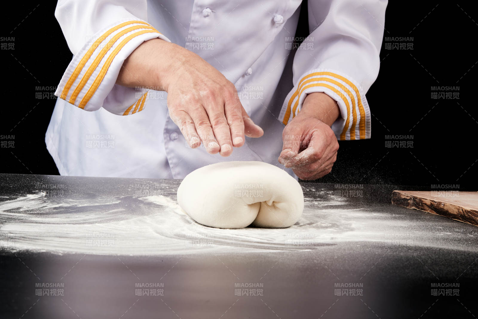 技艺精湛的山西刀削面师在展示刀削面制作图片