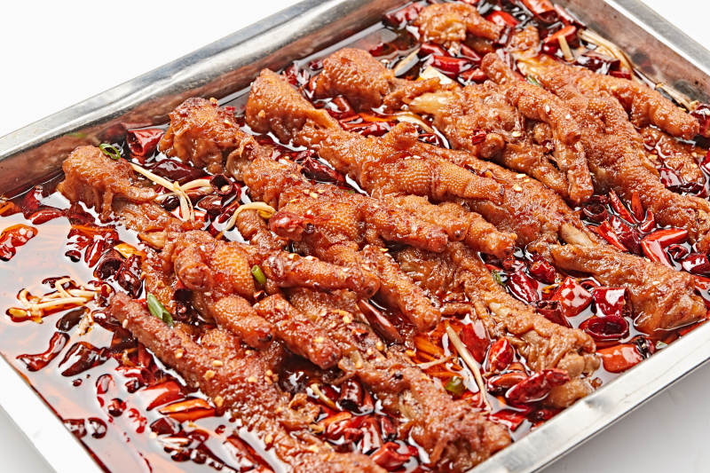 不锈钢盘装的川味红油香辣凤爪图片