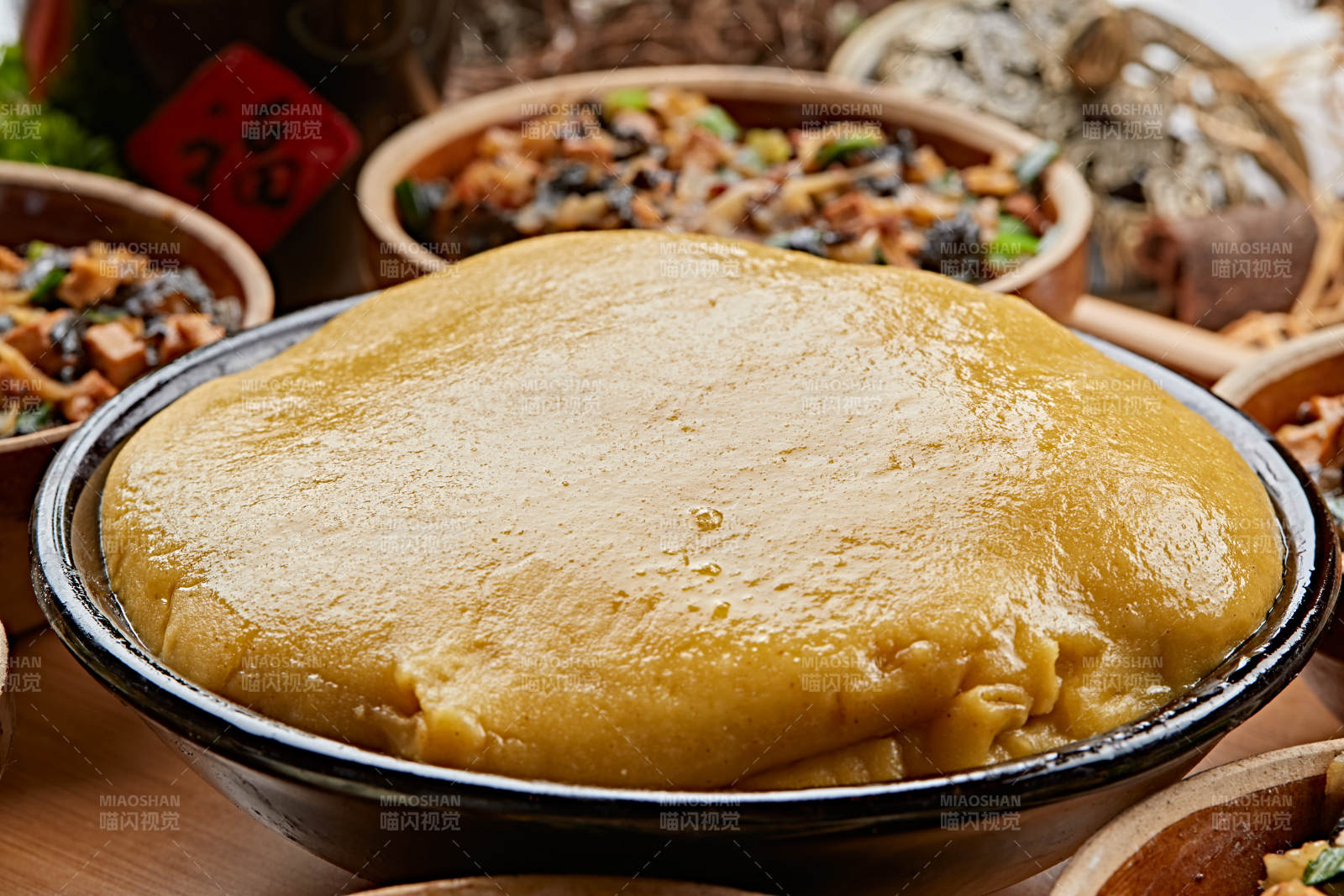 农家熬菜配实心黄面糕图片
