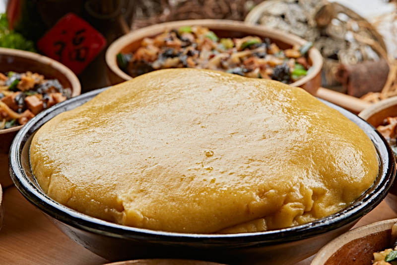 农家熬菜配实心黄面糕图片